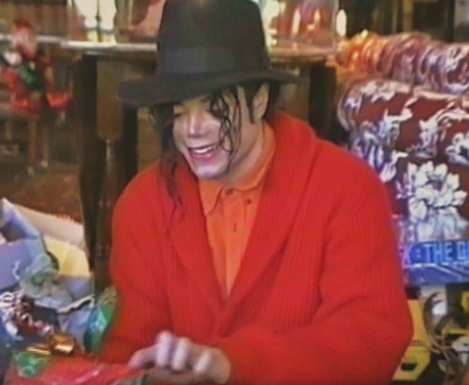 MJ-and-his-super-soaker-michael-jackson-16477645-1634-1340.jpg