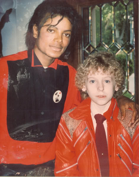 1984.04.09.David-Smithee-a-14-year-old-Tulsan-with-Michael-Jackson.jpg