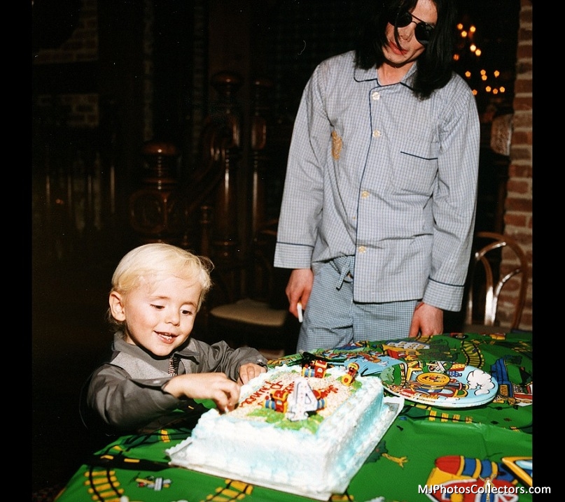 2001年2月13日　迈迈　王子　小公主　在NEVERLAND家中 王子４岁生日　１　.jpg