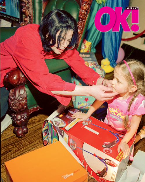 2003  Michael and Paris at Prince\'s 6th birthday party in 2003.jpg