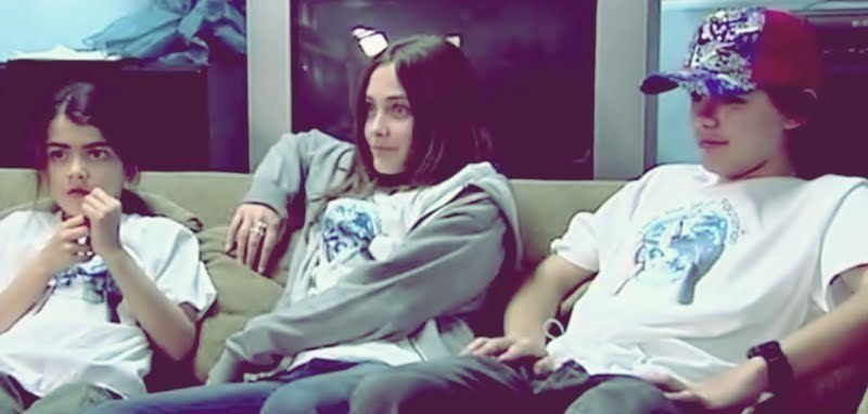 Prince-Paris-and-blanket-Interview-michael-jackson-19609007-800-382.jpg