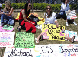 michael-jackson-trial-fans.gif