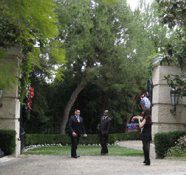 michael-jackson-house-carolwood.gif