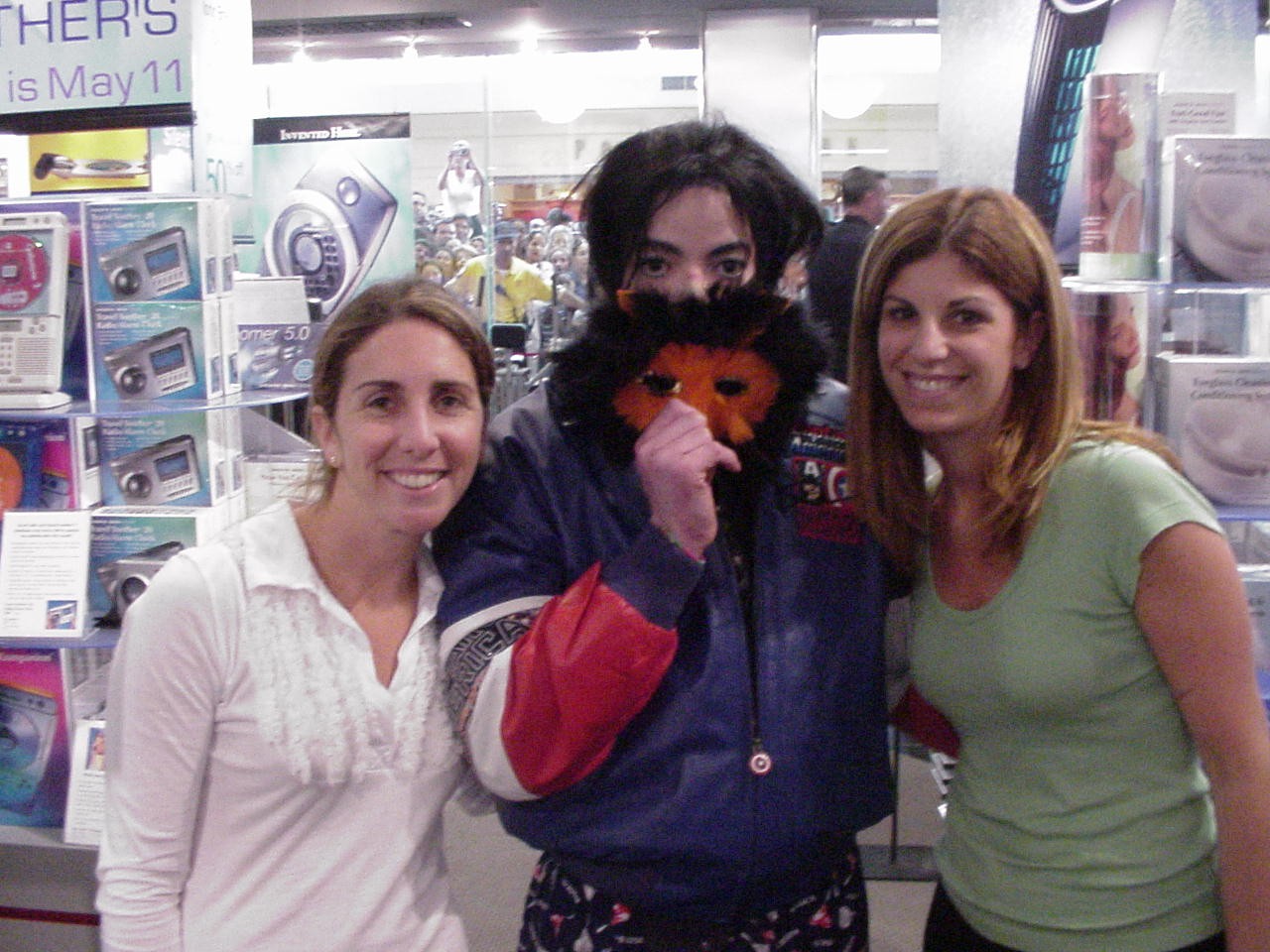 653536330_MichaelJacksonwithKronownerCindyOrlinskyandMarlaMorningstar_122_117lo.jpg