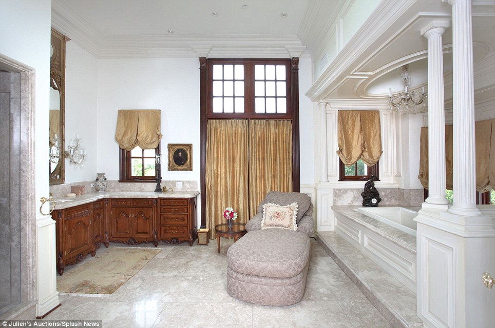 article-0-0EEA68BC00000578-280_964x640.jpg