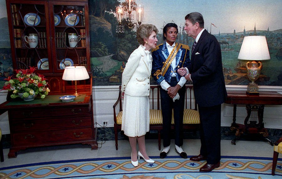 Michael_Jackson_Reagan_Pete_Souza_1984.jpg