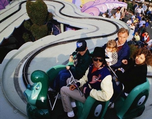 rare-pic-MJ-HAVING-FUN.jpg