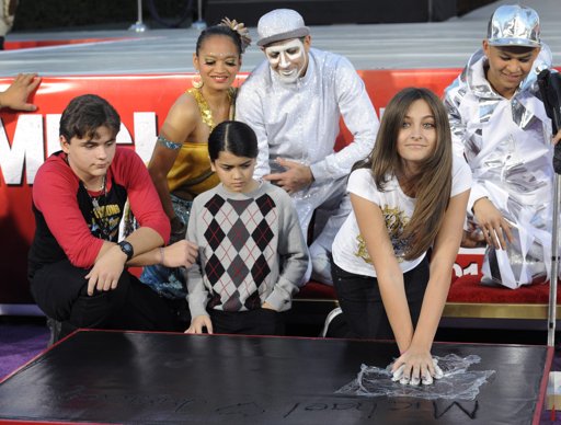 2012-01-26T212736Z_1254743508_GM1E81R0FEP01_RTRMADP_3_USA.jpg