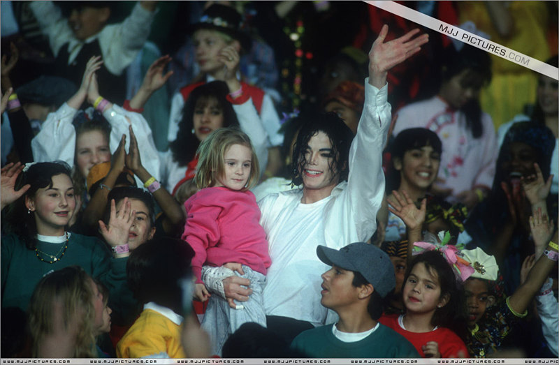 Super-Bowl-XXVII-Halftime-Show-michael-jackson-7340211-1200-785_副本.jpg