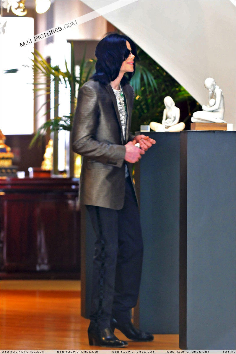 michael-does-some-shopping-at-lladro(401)-m-9_副本.jpg