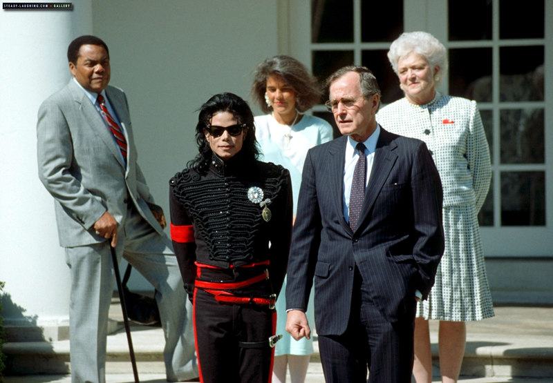 after-being-honored-by-the-museum-of-children-as-the-entertainer-of-the-decade-p.jpg