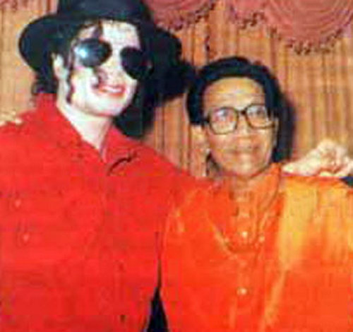 Bal Thackeray with Michael Jackson (1996).jpg