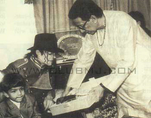 Bal Thackeray with Michael Jackson (1996)2.jpg
