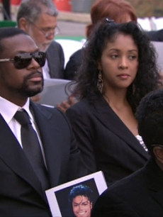 101750_chris-tucker-holds-the-program-at-michael-jacksons-funeral-glendale-calif.jpg