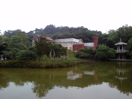 离开时忍不住隔水回望塑像的方向，景色很美
