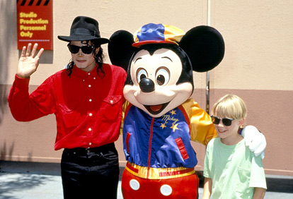 2011-06-28-11-47-42-4-michael-jackson-posed-with-macaulay-culkin-and-mic.jpeg