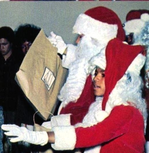 SWEET-MJ-MERRY-CHRISTMAS-michael-jackson-the-child-17715810-517-533.jpg