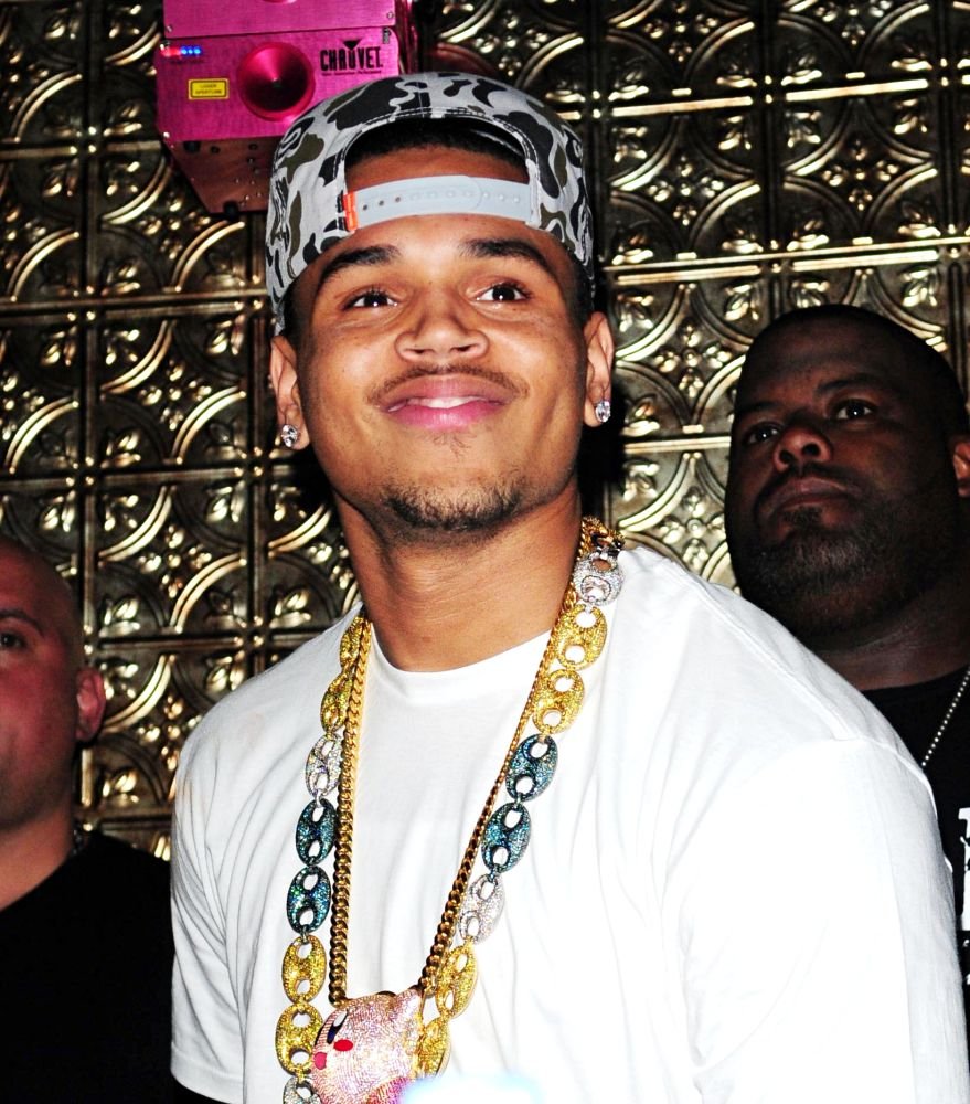 chris-brown-s-mom-apologizes-for-michael-jackson-comment-olsen-twins-news-com-879x1000.jpg