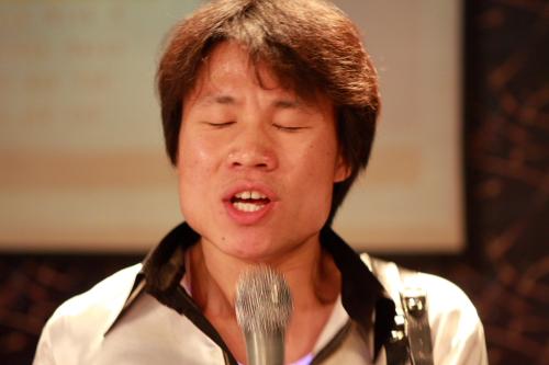 拍了那么多,发现海良唱歌的照片几乎都是闭着眼的.JPG