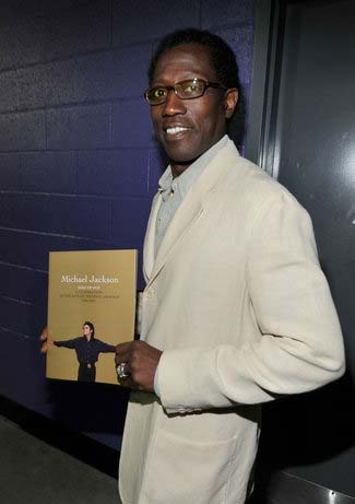 bad里扮演和迈克要打架那个，后来的刀锋战士主演，这张是参加迈克的告别仪式