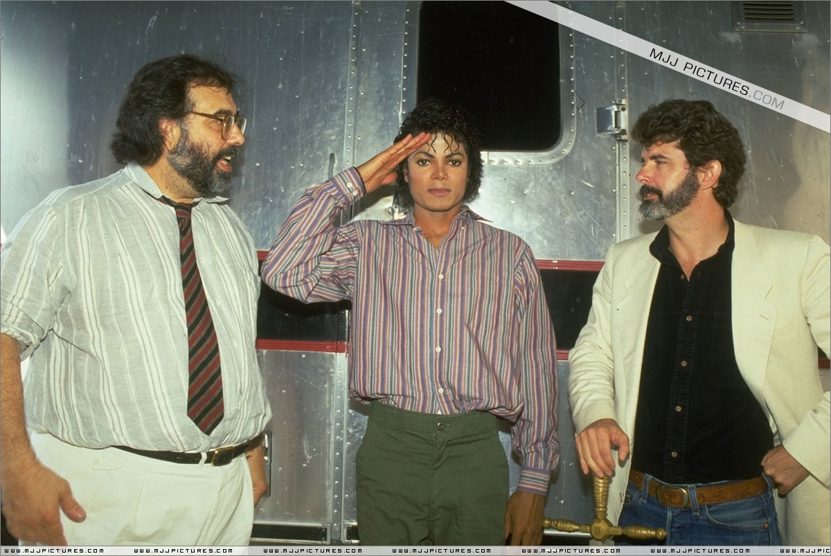 EO船长眼镜是导演弗朗西斯 福特 科波拉，没眼镜的是乔治卢卡斯