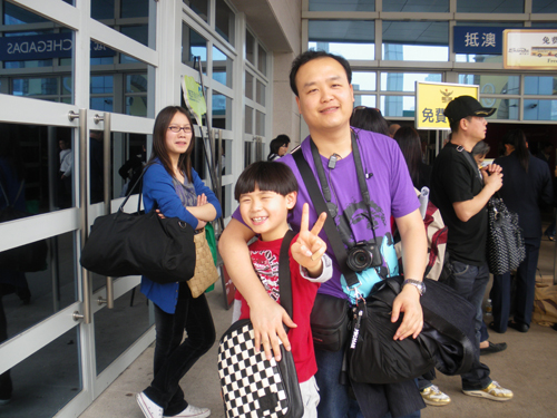 进入澳门后，小佳霖与辉哥先来张合照！