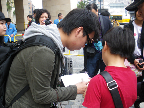 澳门记者很有新闻触角，马上采访小佳霖！