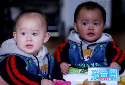 惊曝！中国夫妻生出黑白双胞胎！