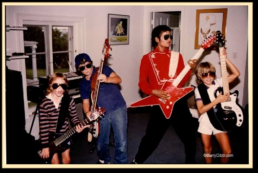 Michael-3-michael-jackson-8082738-528-354.jpg