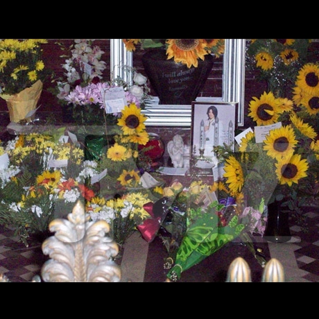 michael_jackson_tomb_sunflower_06_full.jpg