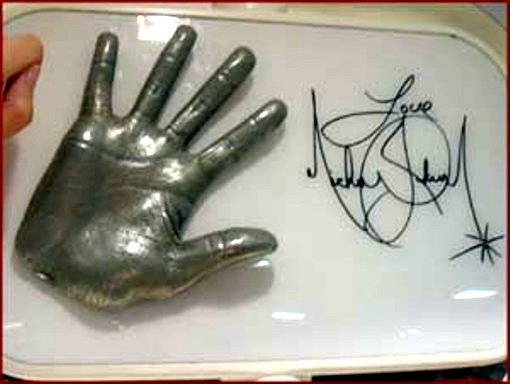 2-michael-jackson-right-hand-cast-signature.jpg