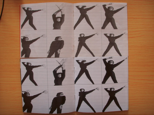 下面的是美版 美版颜色深 看不出衣服的褶皱