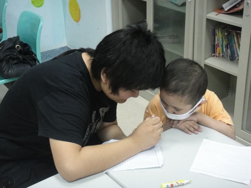 MIMI熊在专心为皮皮创作变形金刚，这张画着实把熊纠结得不一般