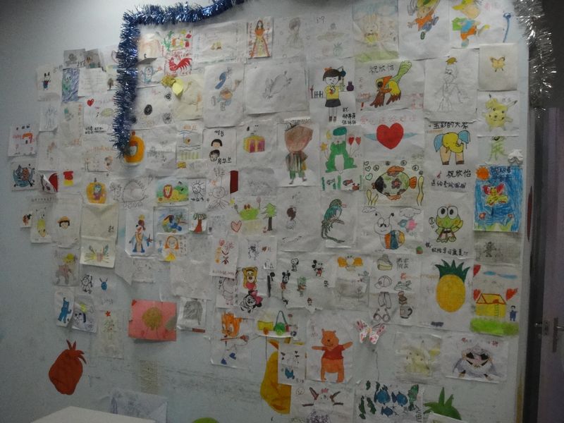 满墙的画作，一如往昔