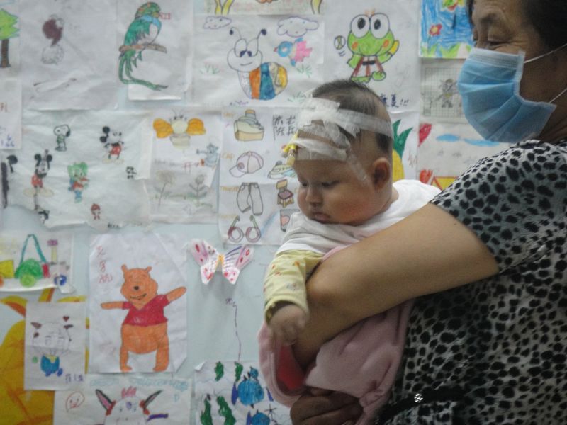 中途进来客串的围观小群众，如此淡定而忧郁的眼神……