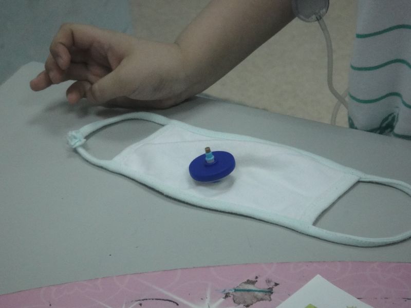 这叫什么？烽火陀螺？垫在下面的…不用怀疑…是口罩T@T这些孩子们不听劝啊