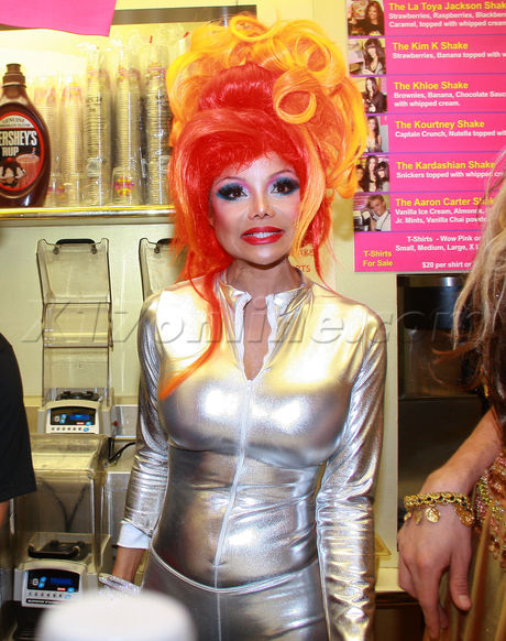 LaToyaJacksonHalloween103109_01.jpg