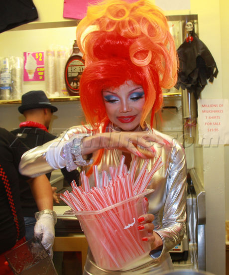 LaToyaJacksonHalloween103109_05.jpg
