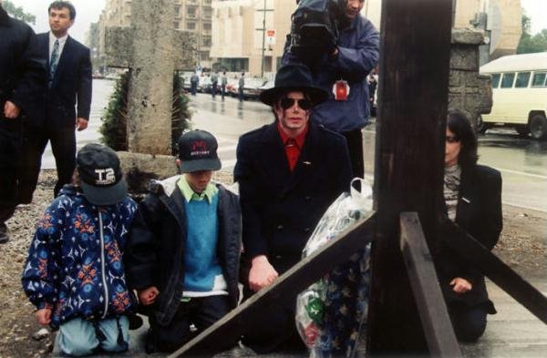 MJInBucharest12Sept1996.jpg