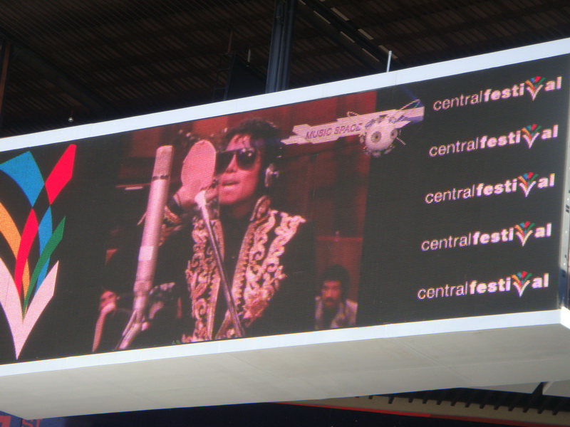 芭提雅的central festival的大屏幕正在放MJ的WE ARE THE WORLD最新版